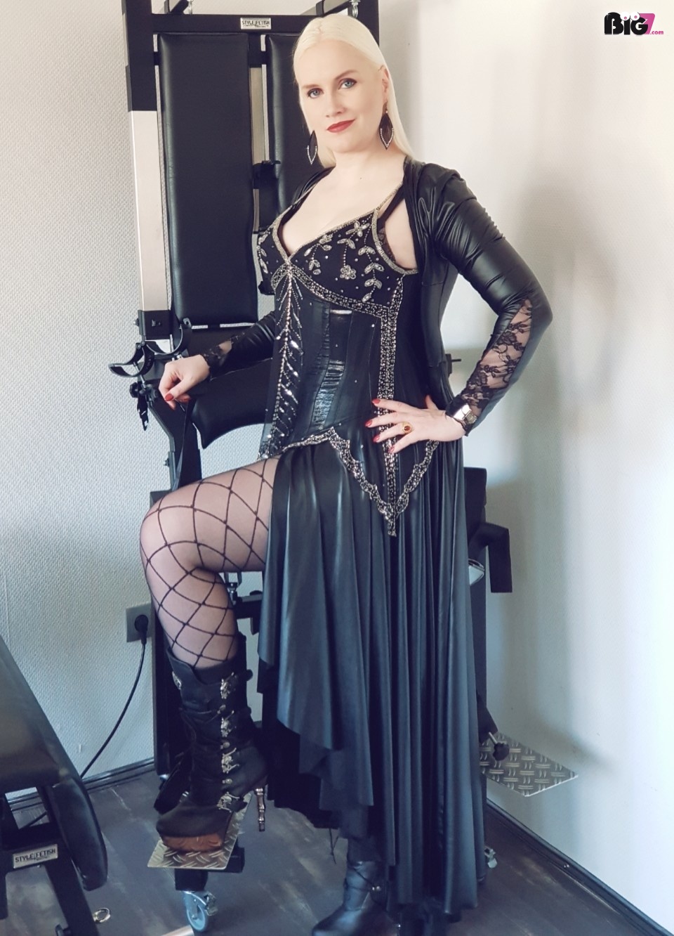 Finde deine Ballbusting Domina! 